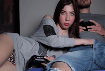 Novinha apelou para ganhar a partida de futebol no videogame em um vídeo de sexo amador