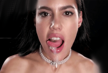 Novinha leva mais de 93 gozadas em um vídeo de sexo oral em uma suruba